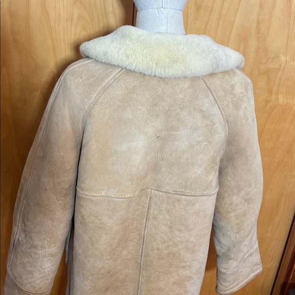 Vintage sheepskin coat with Button Closure - Picture 9 of 12